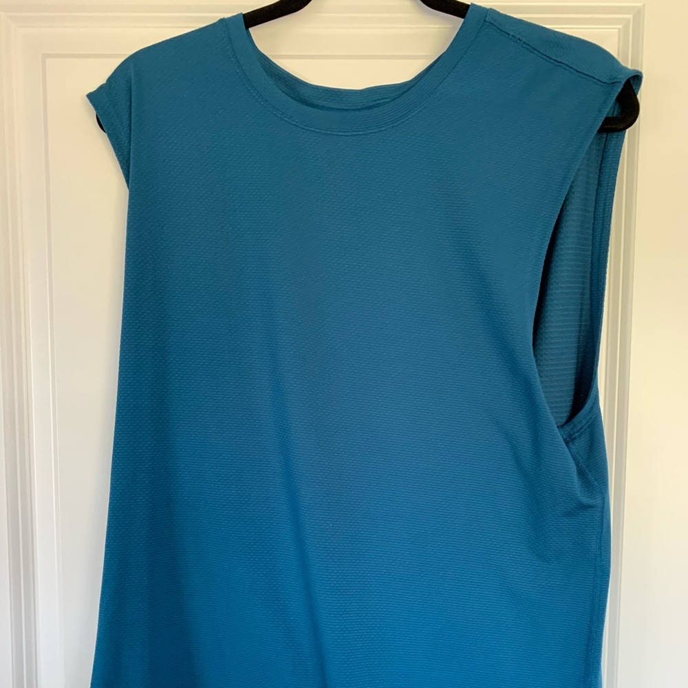 Lululemon license to train sleeveless L